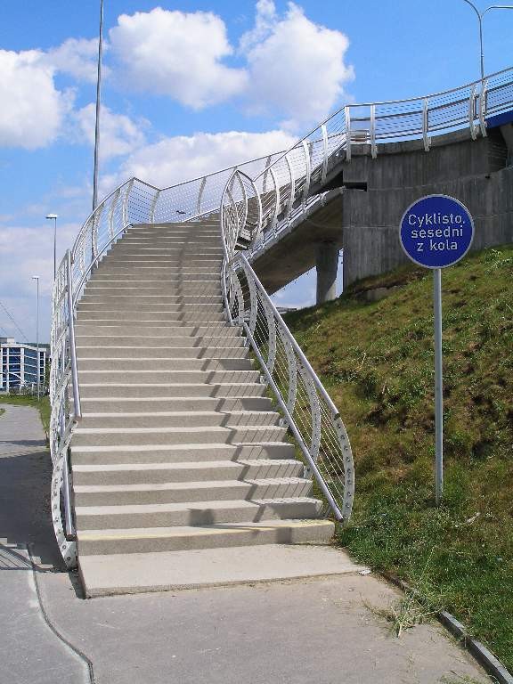 Fotografie znaky vyzvajc cyklisty k sesednut z kola umstn ped schody. Jel by tu nkdo na kole?